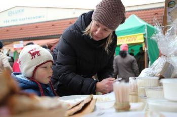 Na předposledních Plzeňských farmářských trzích v roce 2011 se nakupovalo, vařilo i ochutnáválo...