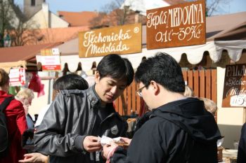 Plzeňské farmářské trhy provoní topinky s česnekem...